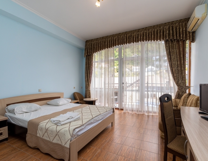 Стандарт 2-местный 1-комнатный  вид на соседний отель - Гостиница «Арстаа» Гагра