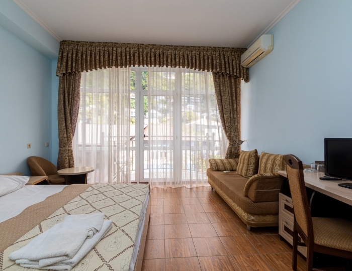 Стандарт 2-местный 1-комнатный  вид на соседний отель - Гостиница «Арстаа» Гагра